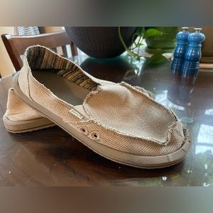 Sanuk size 7 women’s. Tan